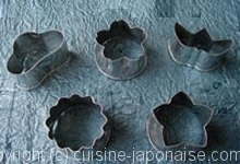 Moule à Sushi Fleur de Prunier en Forme de Coeur avec Couvercle QIEZI Ensemble de Moule à Sushi avec cuillère à Riz Moule à Onigiri à Faire soi-même pour Enfants